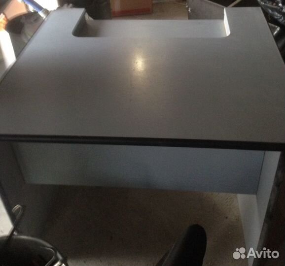 Стол компьютерный и книжный шкаф