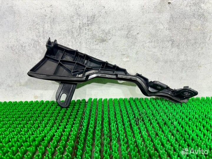 Кронштейн правый (подкапотный)