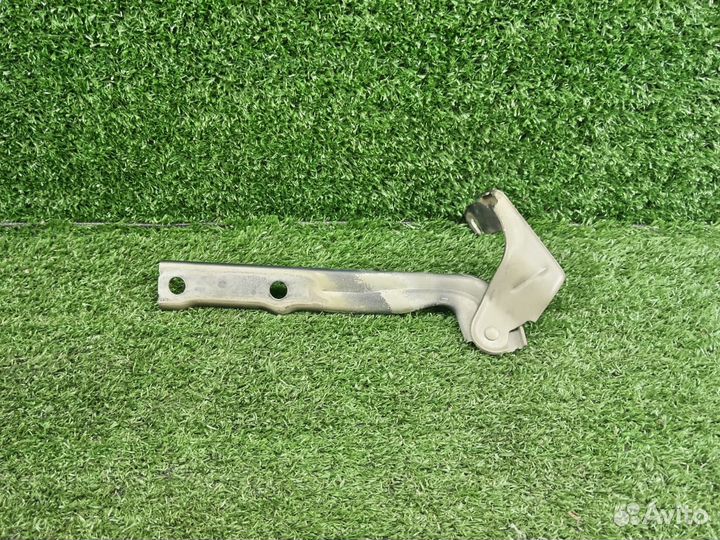 Петля капота правая 5N0823302A Volkswagen Tiguan