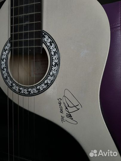 Гитара с автографом Лаури Юлёнена (The Rasmus)