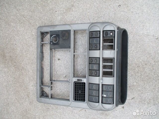 Центральная накладка торпедо Iveco 504022439