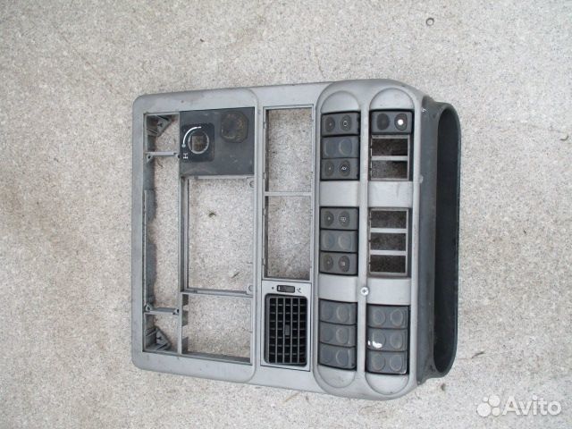 Центральная накладка торпедо Iveco 504022439