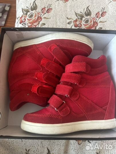 Кроссовки женские