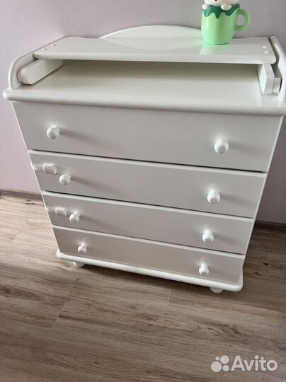 Детская кроватка с маятником белая и комод