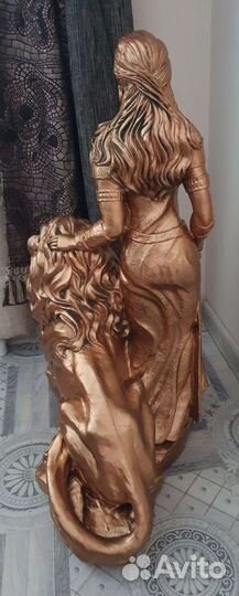 Девушка со львом