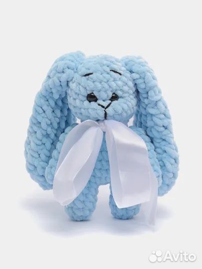Плюшевый заяц вязаный