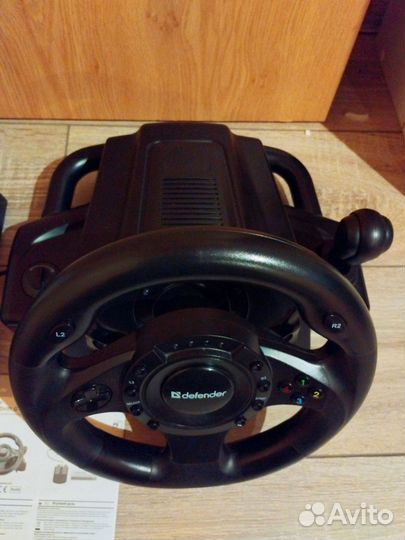 Игровой руль с педалями