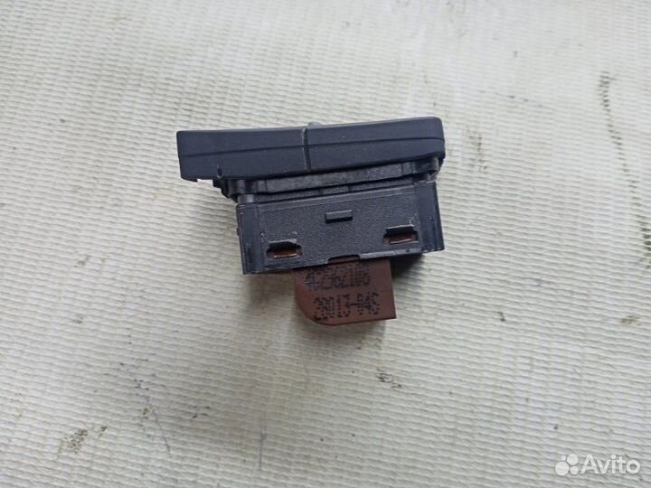 Кнопка центрального замка передняя правая Audi A6