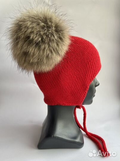 Шапка с помпонами енота зима