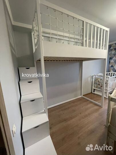 Детская кровать чердак с лестницей комодом
