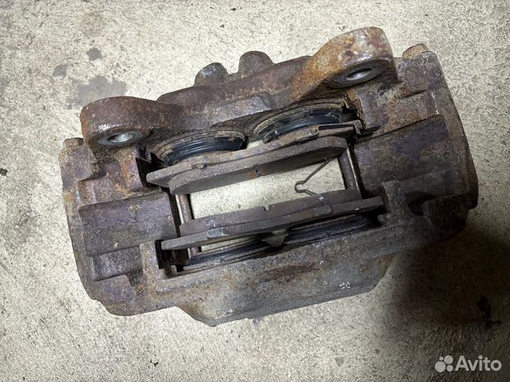 Суппорт передний правый Toyota Land Cruiser Prado