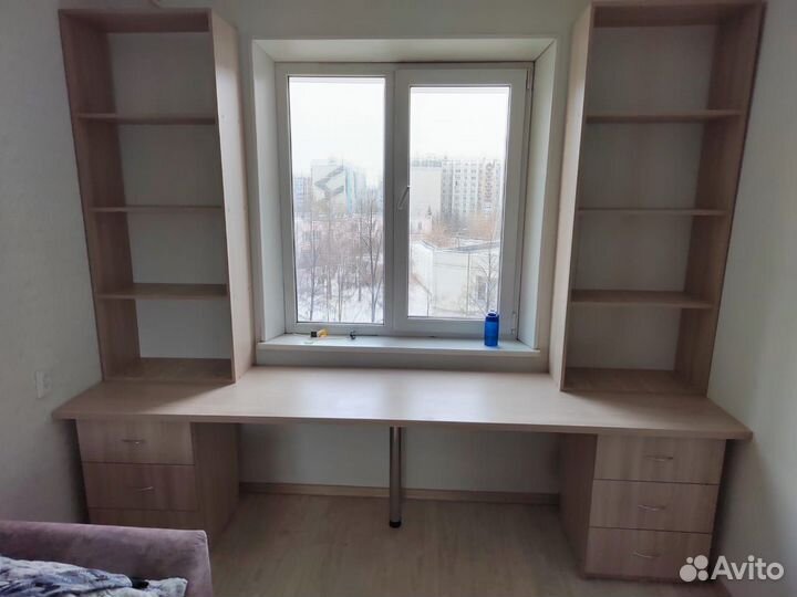 Письменный стол для ученика у окна с полками