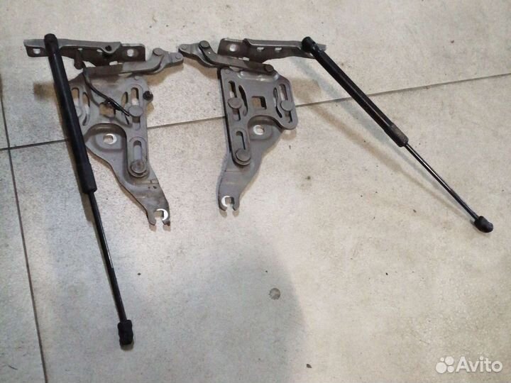 Петля капота на BMW X5E70