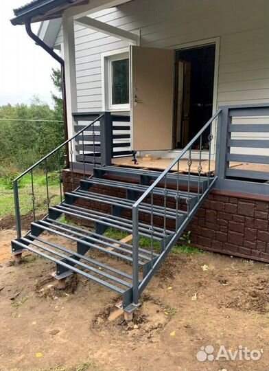 Облицовка лестничного металлокаркаса деревом