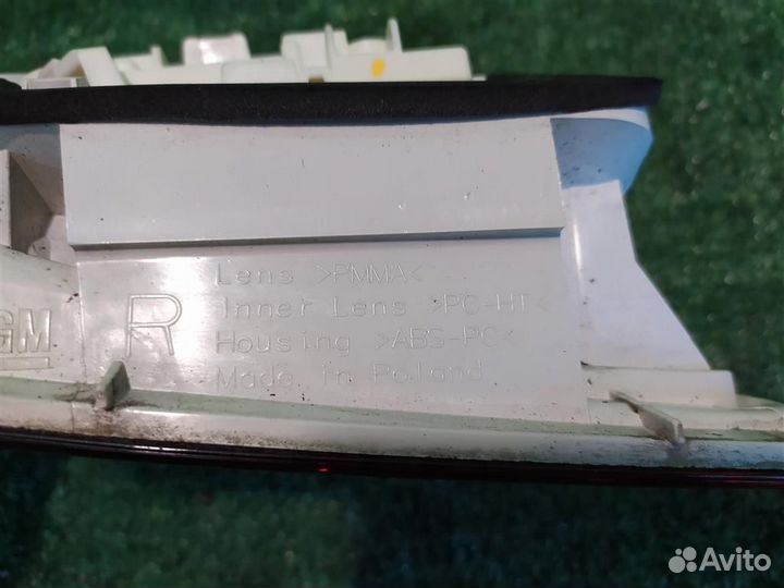 Фонарь задний внутренний правый Opel Astra J 2010