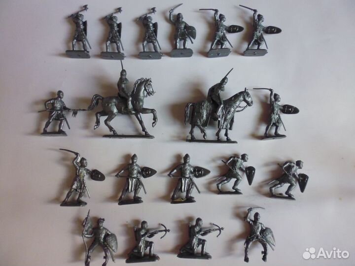 Фигурки воинов и оружия разных эпох