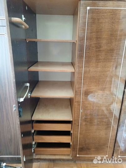 Шкаф трехстворчатый с зеркалом