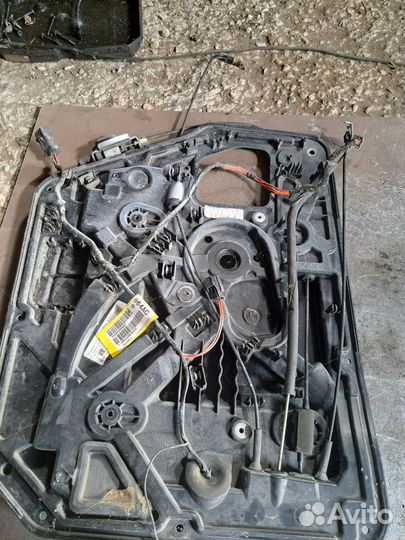 Замок двери задний правый Dodge Caravan