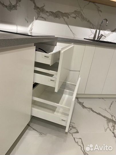 Кухонный гарнитур в современном стиле