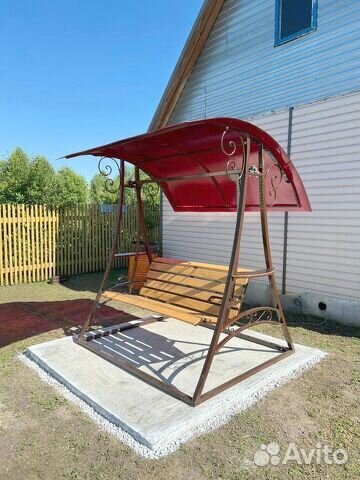 Качели с крышей