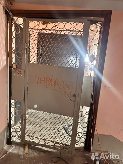 Продам дверь металический