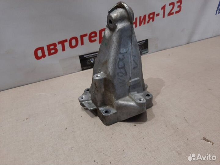 Опора двигателя левая Mercedes C180 C204 271.820