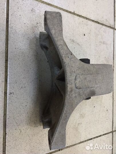 Подушка коробки передач левая Nissan Almera