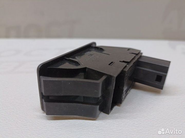 Кнопка открывания багажника Volkswagen Jetta A6