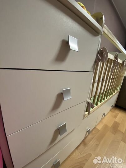 Детская кроватка с маятником и ящиком