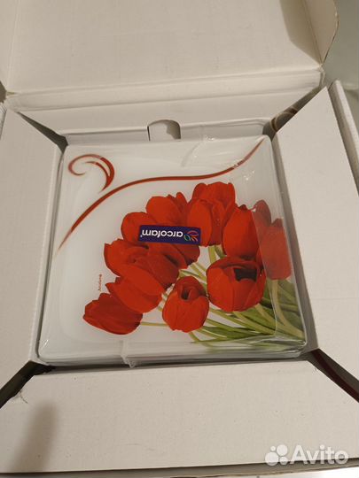 Стеклянные тарелки и блюдо для торта