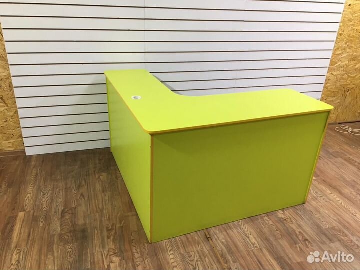 Кассовый стол,витрины