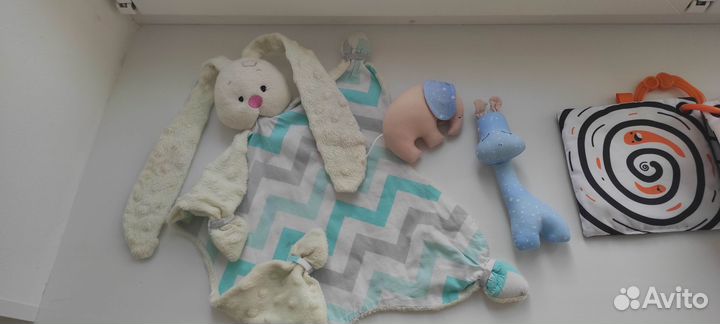 Игрушки развивающие черно- белые