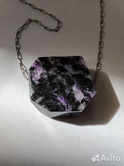 Стильный кулон из Чароита на цепочке