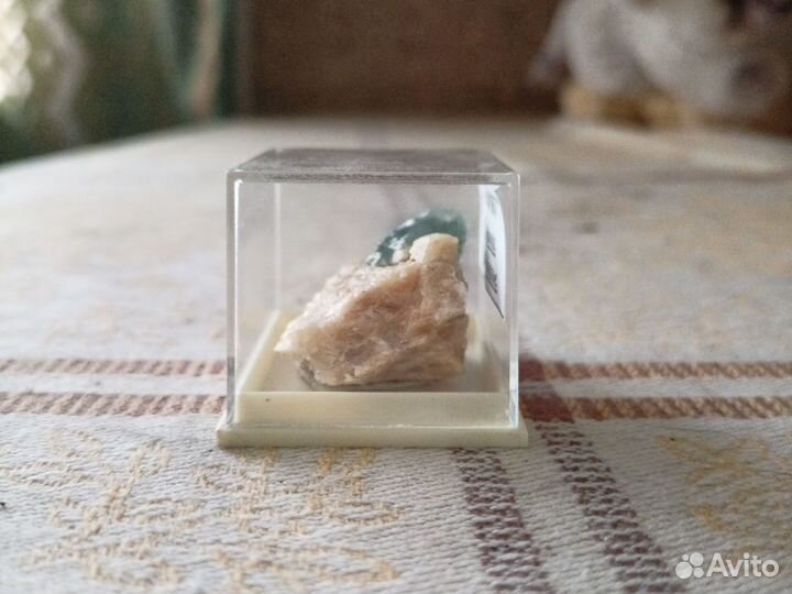 Апатит в слюде