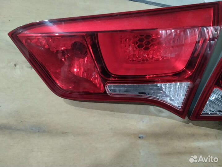 Задние фонари на крышку багажника Киа Рио 3