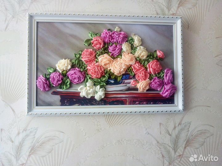 Картины вышитые лентами и мыльные букеты в коробке