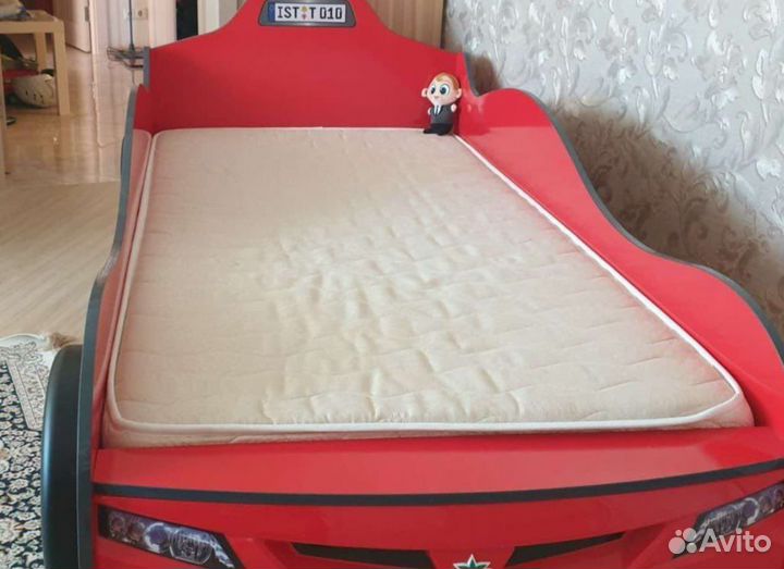 Детская кровать машина