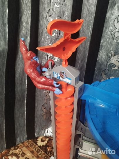 Хот вилс трек,мега парковка, лифт