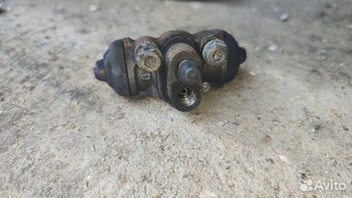 Рабочий тормозной цилиндр задний Mazda Mpv lwew