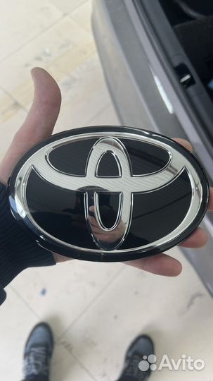 Передний знак toyota camry