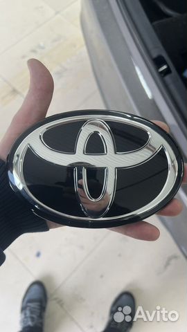 Передний знак toyota camry