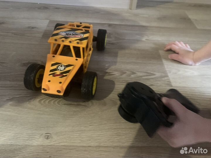 Машинка 1:16 на управлении 17099 Hot wheels