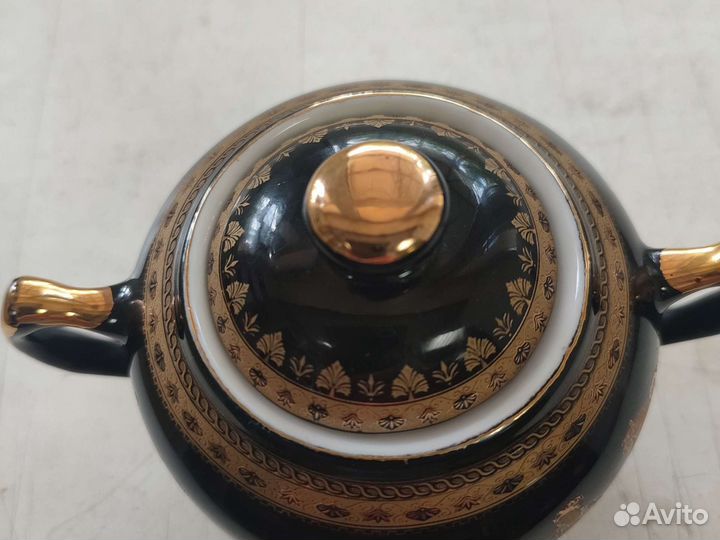 Красивая фарфоровая сахарница