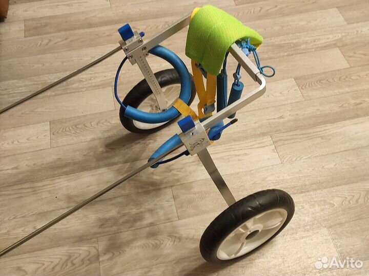 Инвалидная коляска для задних ног собаки