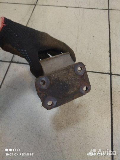 Подушка двигателя левая Ваз LADA 2107 2106