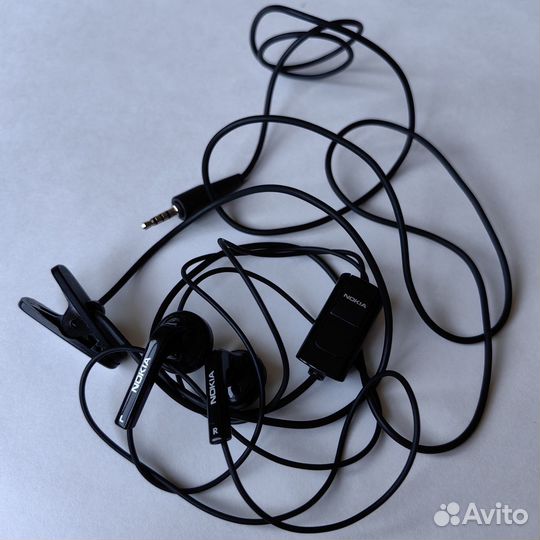 Чёрные проводные наушники Nokia