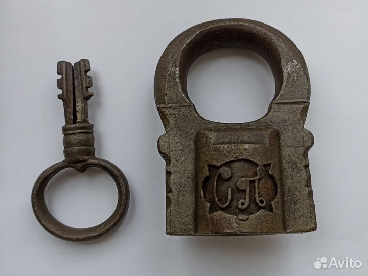 Навесной замок старинный и ключ