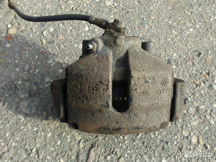 Суппорт передний левый Volkswagen Passat B6 1.9