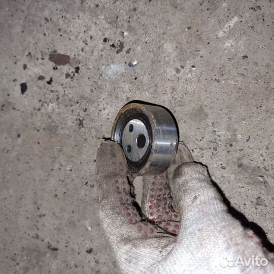 Натяжной ролик ремня грм Renault Logan