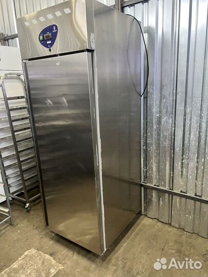 Холодильный шкаф